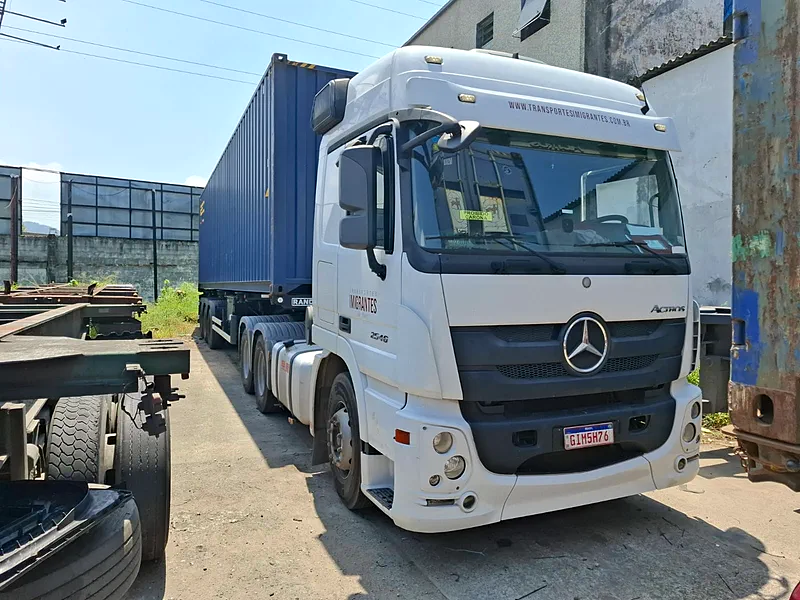 Caminhão Mercedes-Benz Actros branco da Transportes Imigrantes engatado a um contêiner de 40 pés